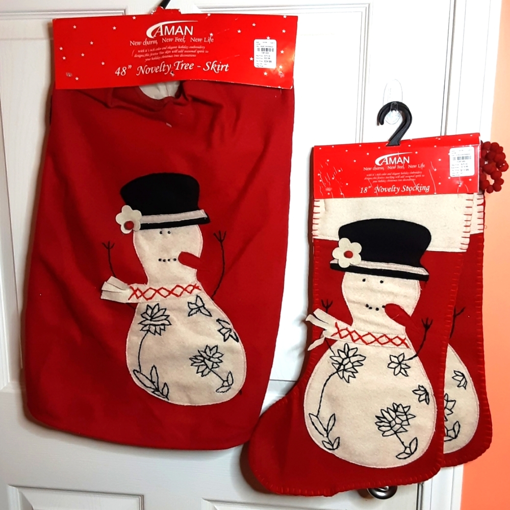 NWT Novelty 48" Christmas Tree Skirt & (2) Matching Stockings - red w/snowman